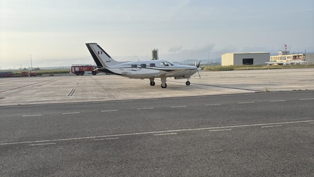 Piper Malibu en plataforma antes del vuelo a París